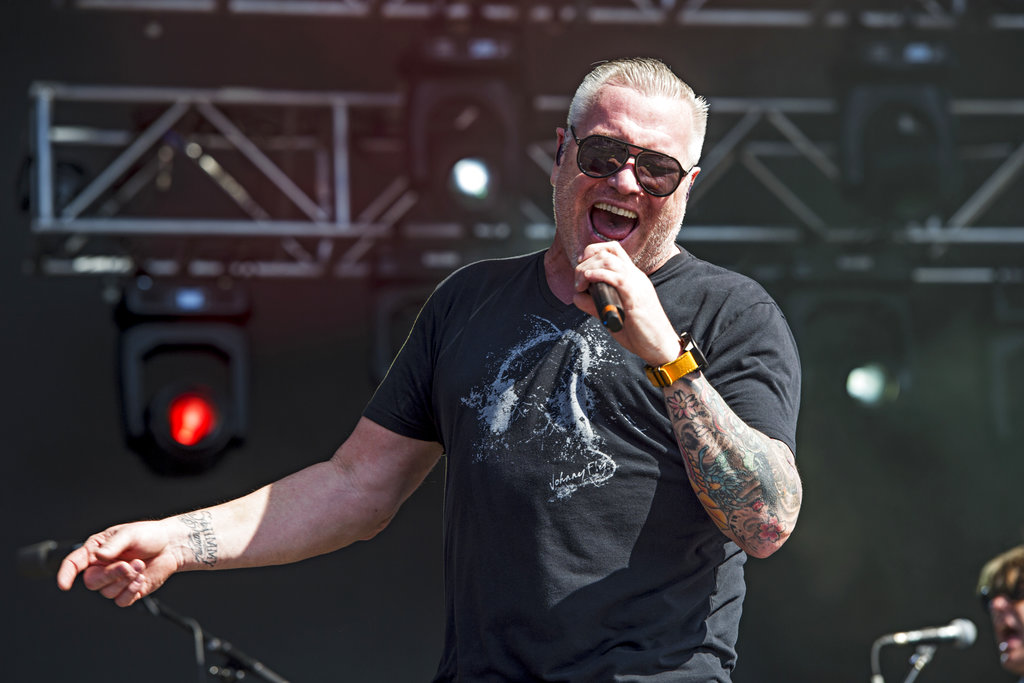 Стив Харвелл, бывший солист группы Smash Mouth, умер в возрасте 56 лет